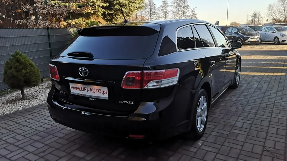 TOYOTA Avensis -
