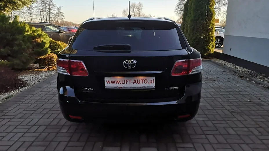 TOYOTA Avensis -