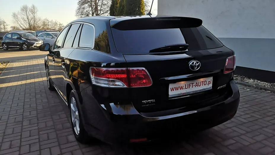 TOYOTA Avensis -