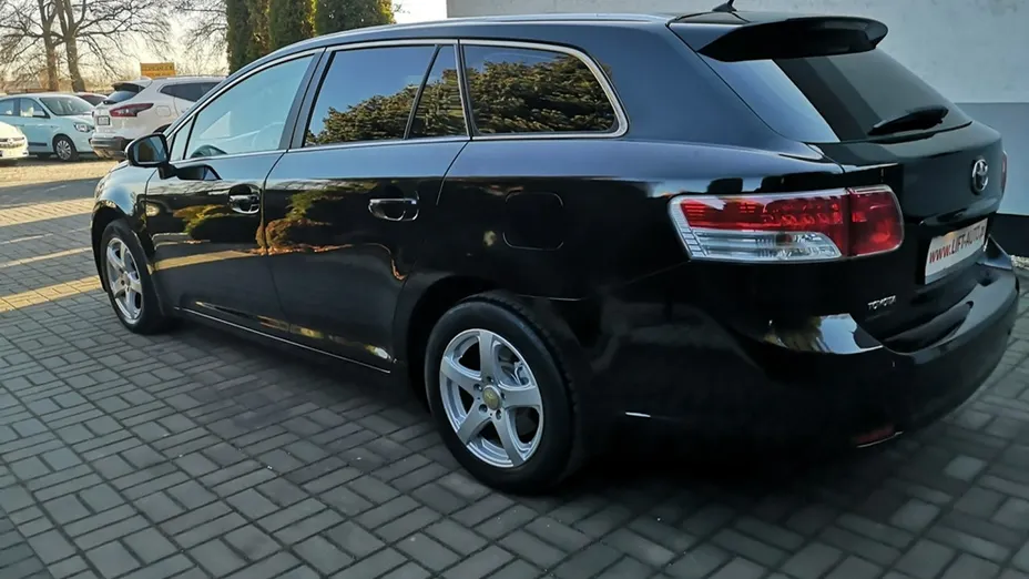 TOYOTA Avensis -
