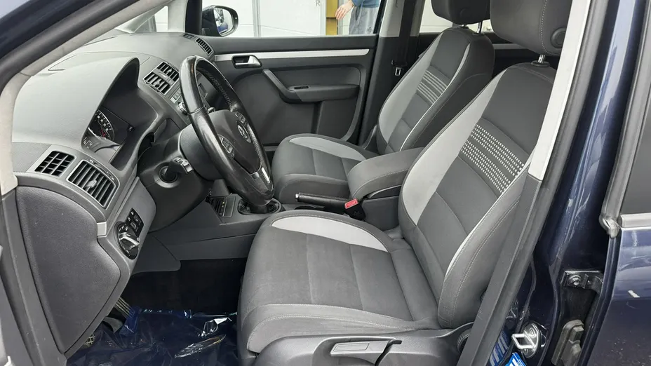 VOLKSWAGEN Touran -