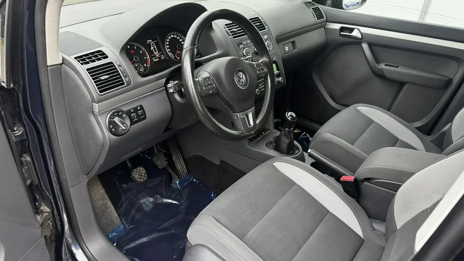 VOLKSWAGEN Touran -