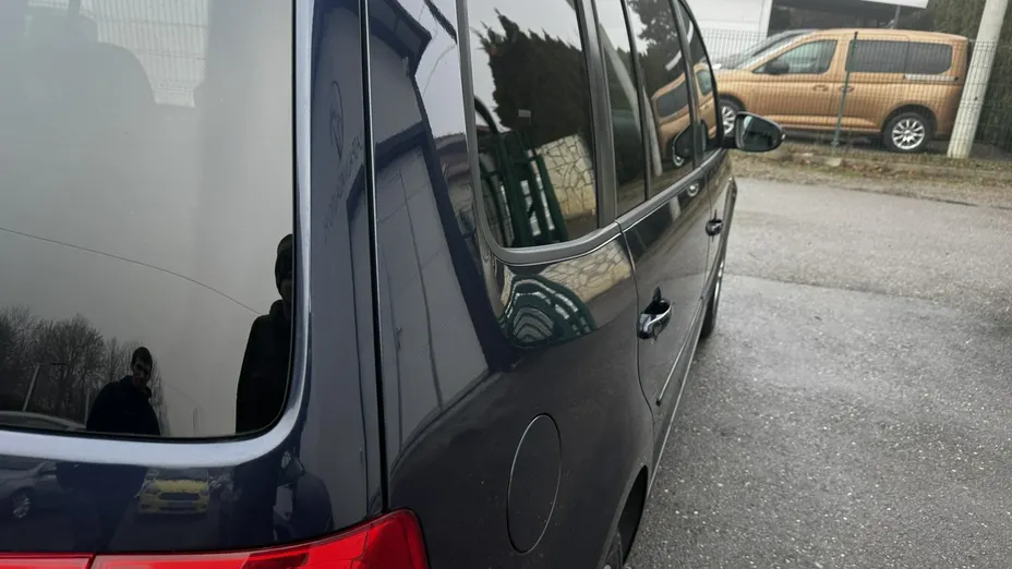 VOLKSWAGEN Touran -