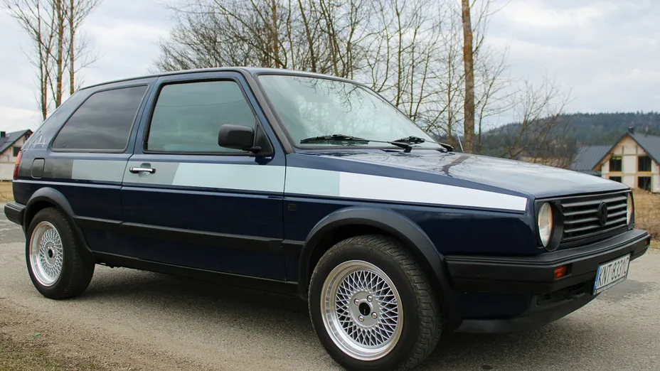 VOLKSWAGEN Golf -