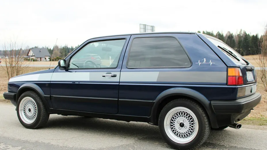 VOLKSWAGEN Golf -