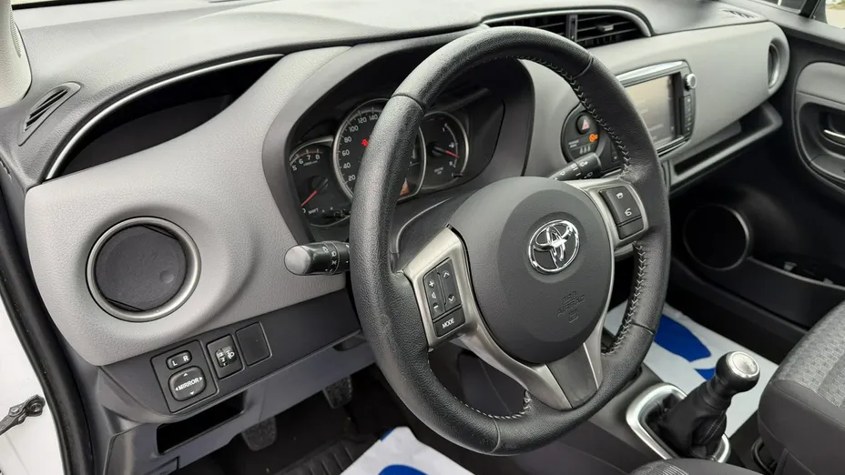 TOYOTA Yaris -