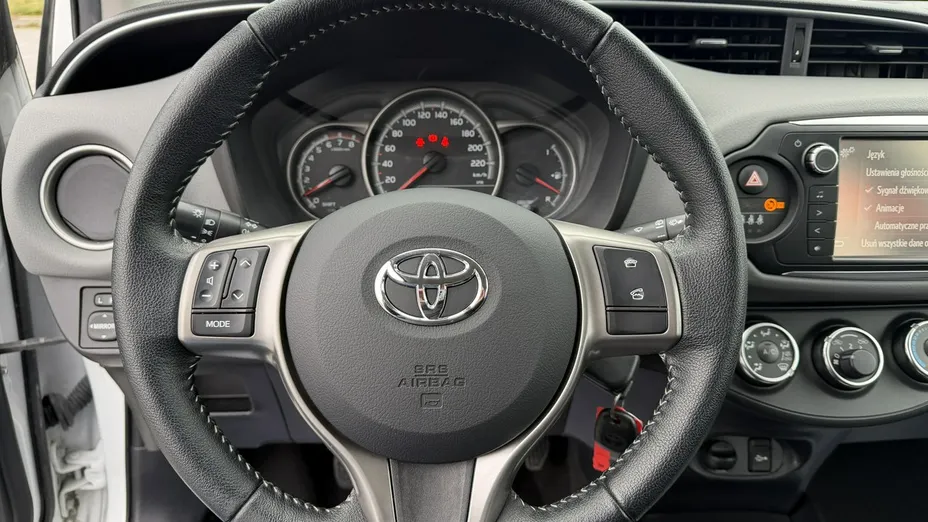 TOYOTA Yaris -