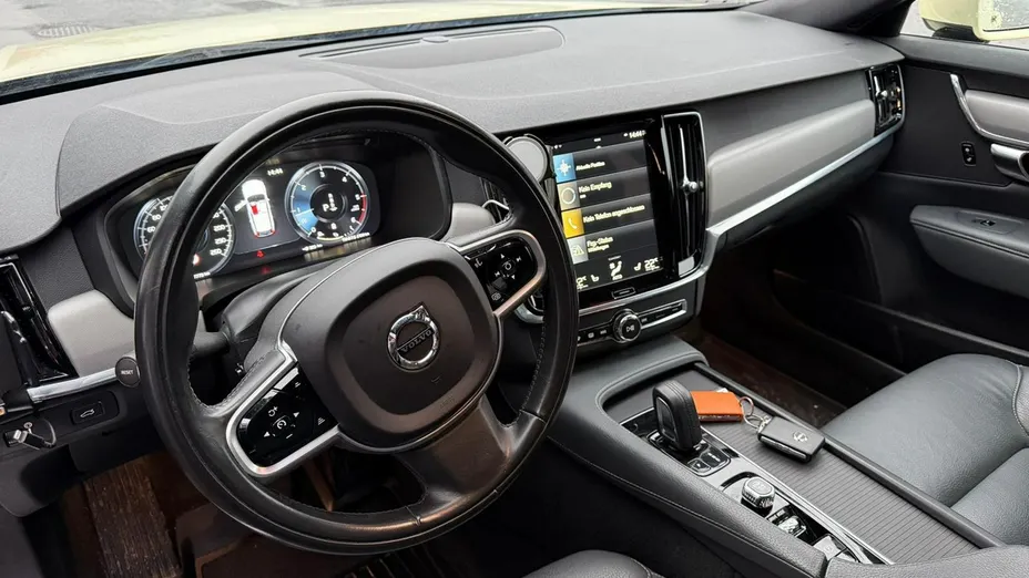 VOLVO V90 -