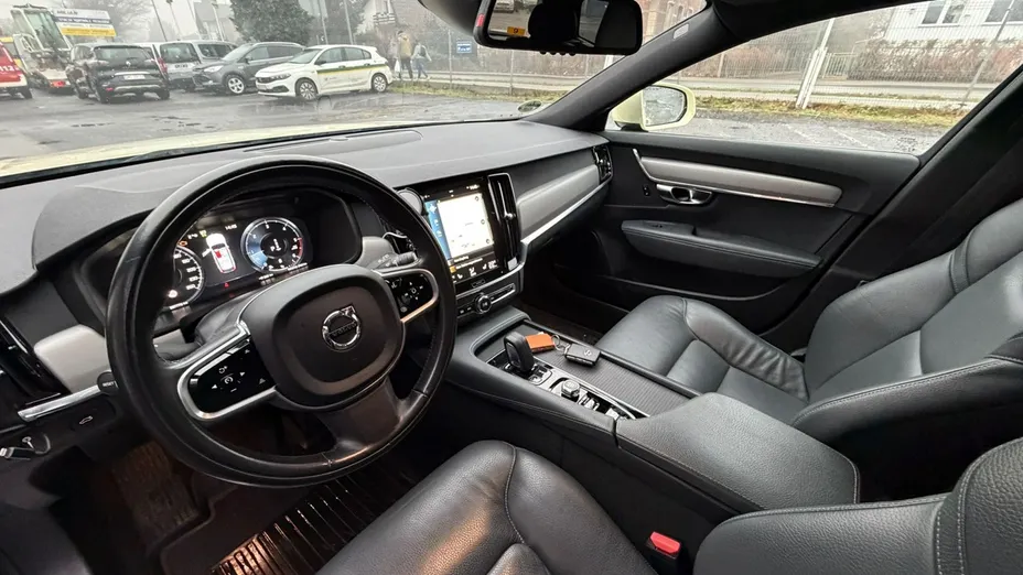VOLVO V90 -