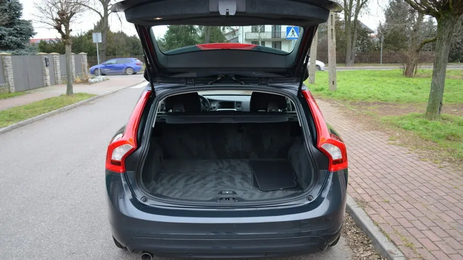 VOLVO V60 -