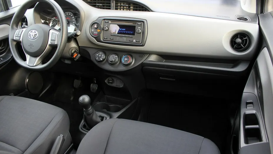 TOYOTA Yaris -