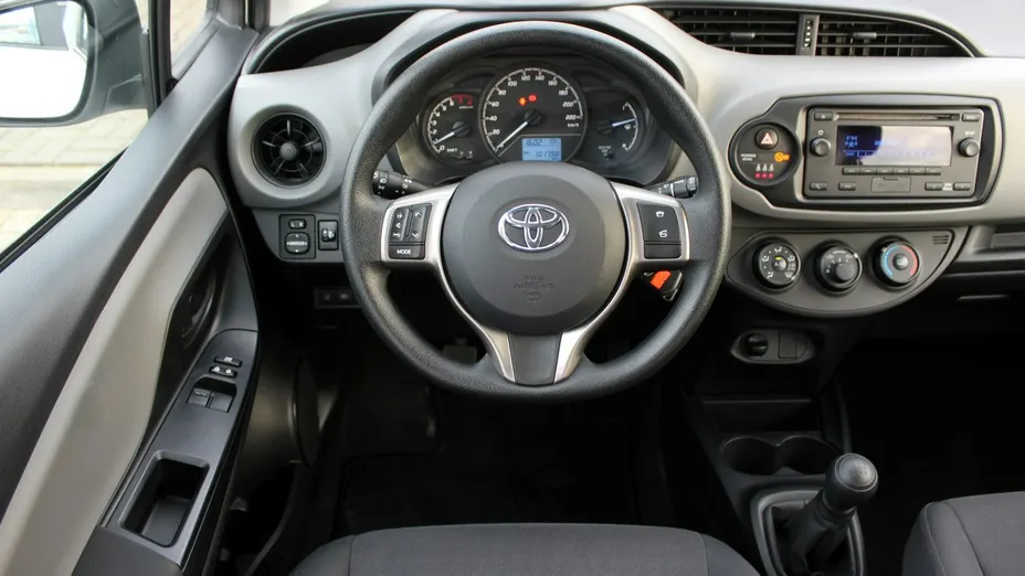 TOYOTA Yaris -
