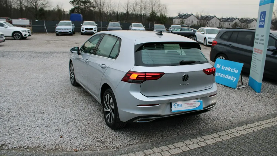 VOLKSWAGEN Golf -