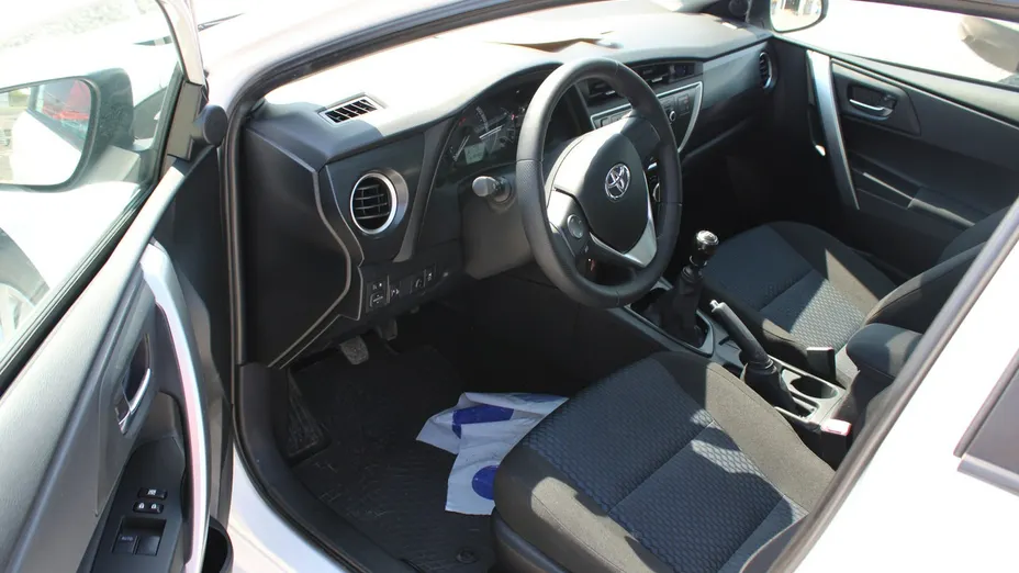 TOYOTA Auris -