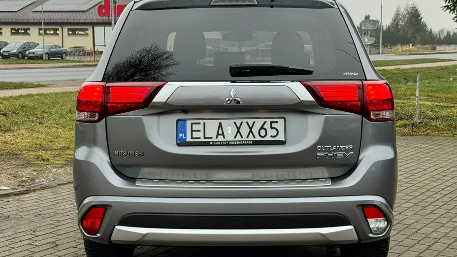 MITSUBISHI Outlander -