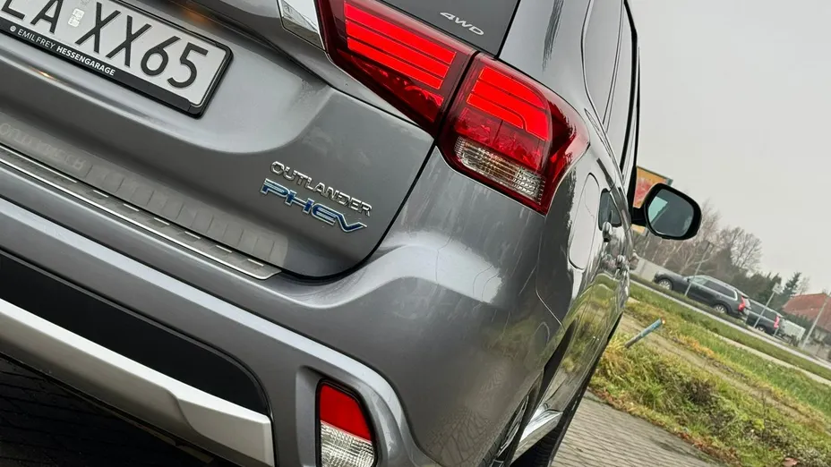 MITSUBISHI Outlander -