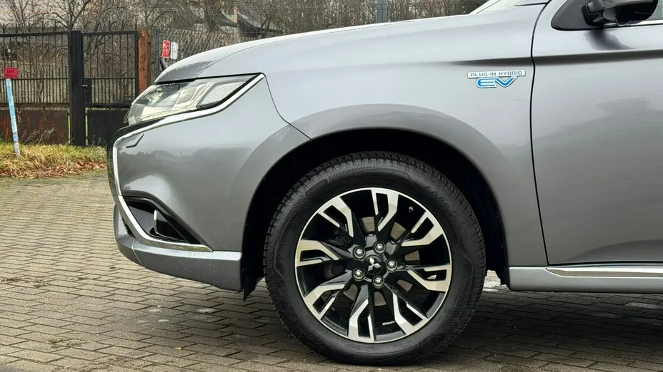 MITSUBISHI Outlander -