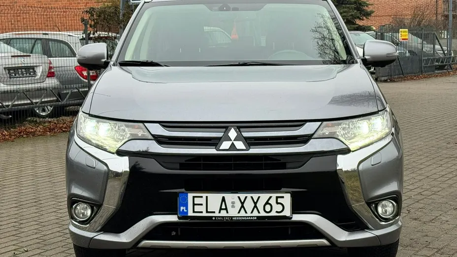 MITSUBISHI Outlander -