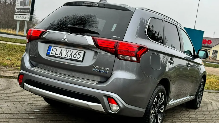 MITSUBISHI Outlander -