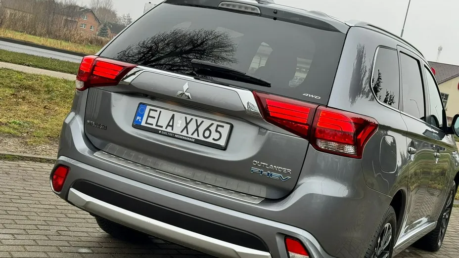 MITSUBISHI Outlander -