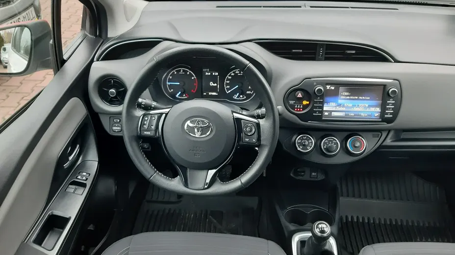 TOYOTA Yaris -