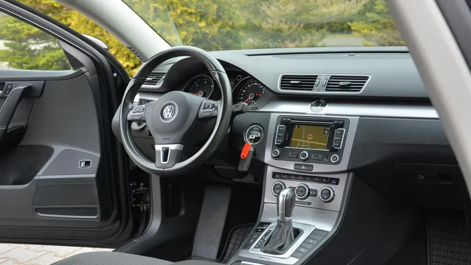 VOLKSWAGEN Passat -