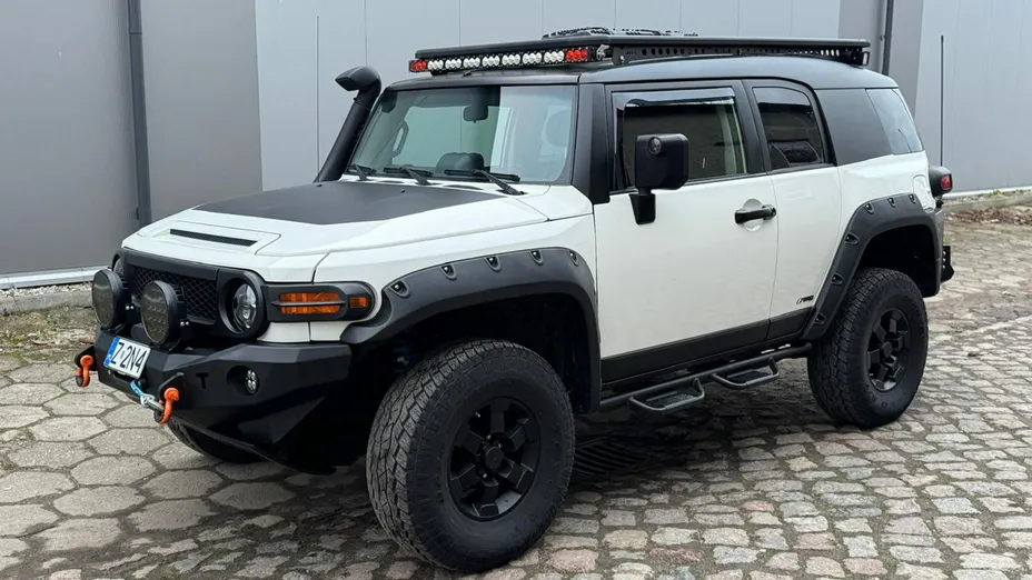 TOYOTA FJ Cruiser -