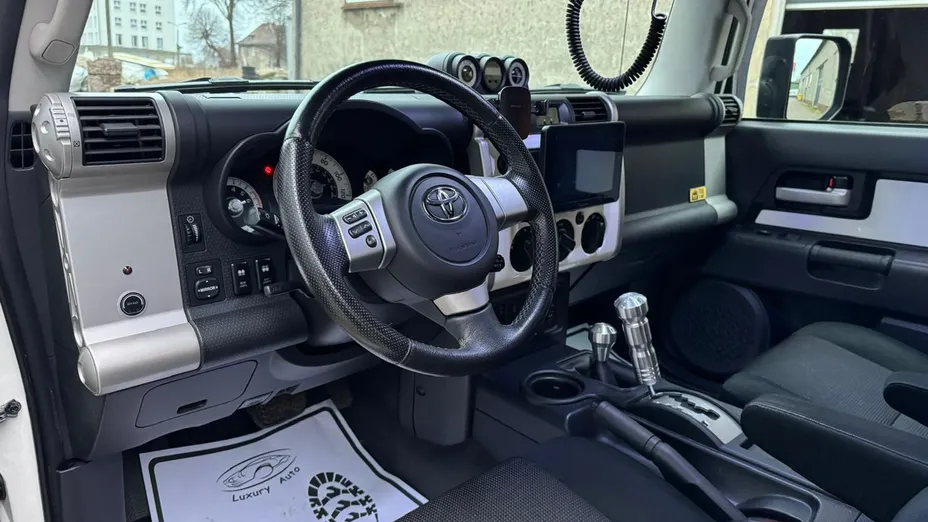 TOYOTA FJ Cruiser -