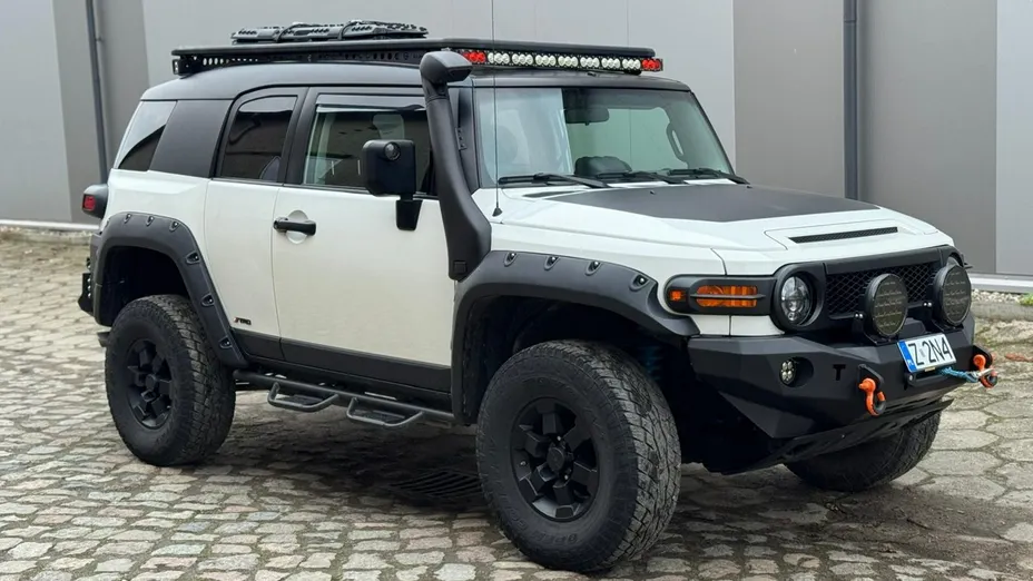 TOYOTA FJ Cruiser -