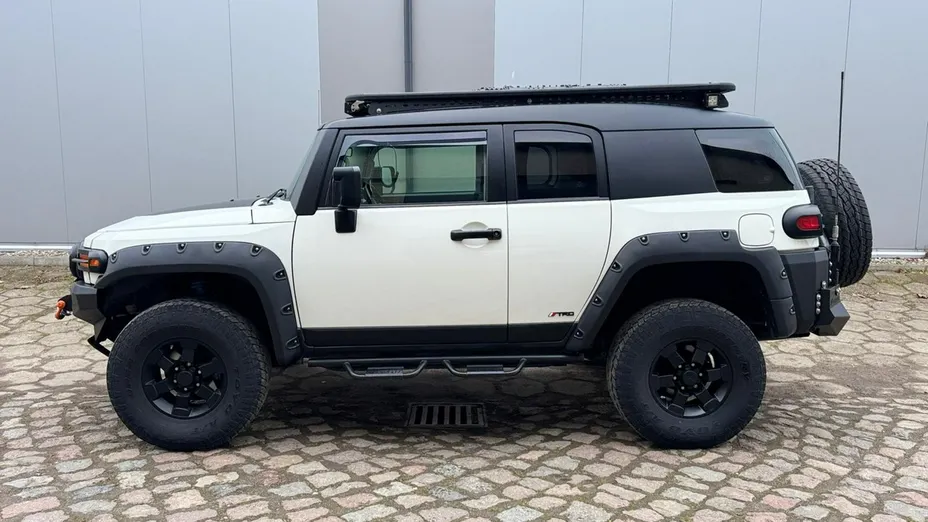 TOYOTA FJ Cruiser -