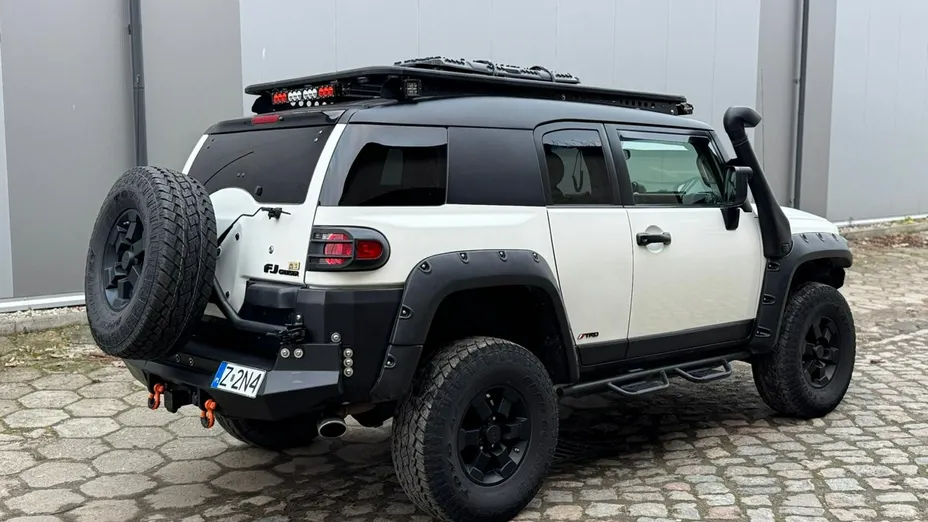 TOYOTA FJ Cruiser -