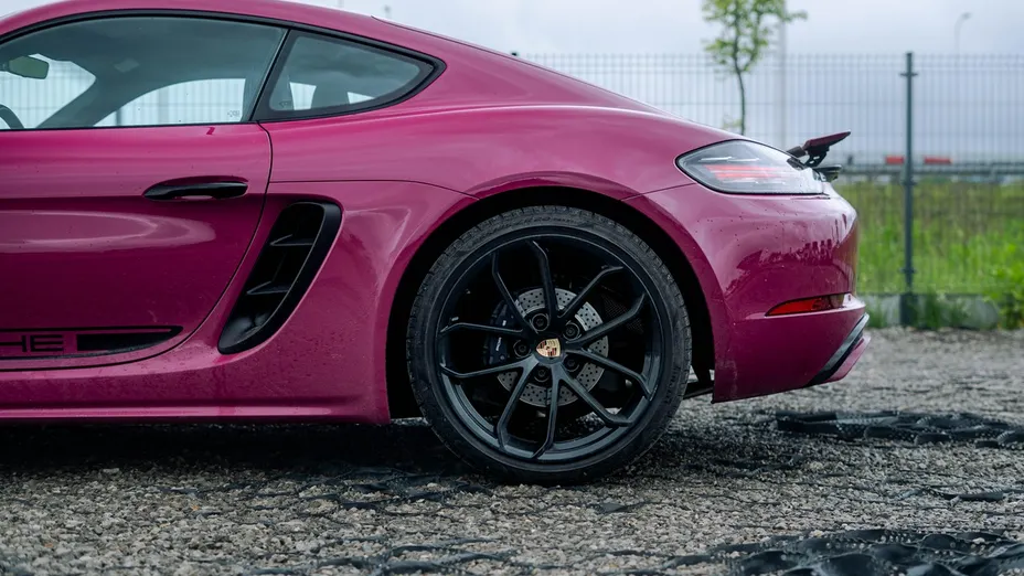 PORSCHE 718 -