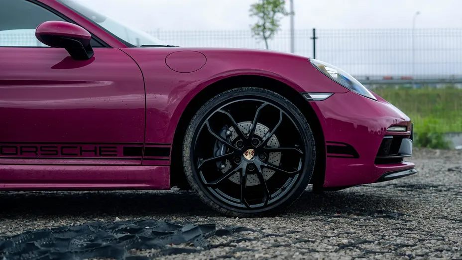 PORSCHE 718 -