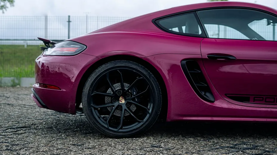 PORSCHE 718 -
