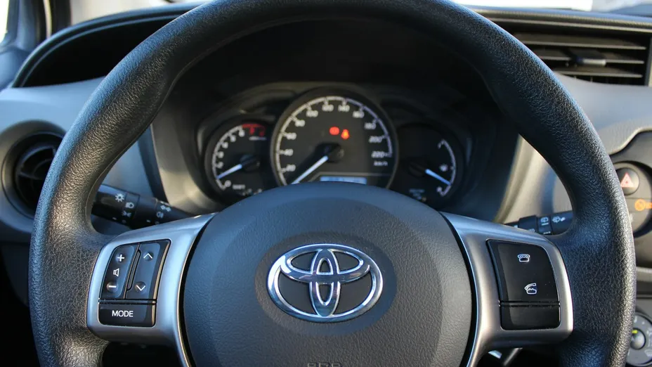 TOYOTA Yaris -