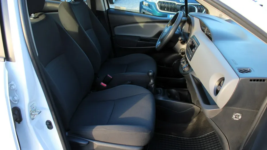 TOYOTA Yaris -