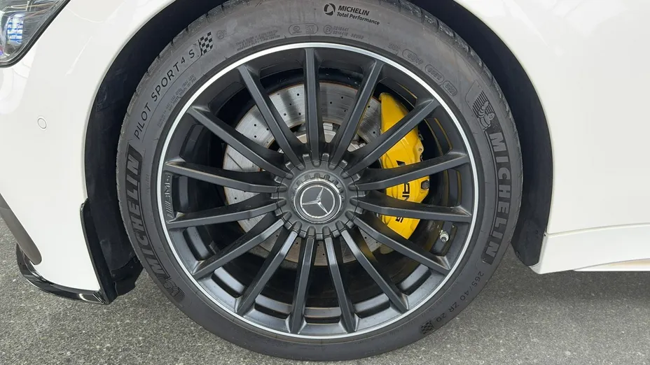 MERCEDES-BENZ AMG GT -