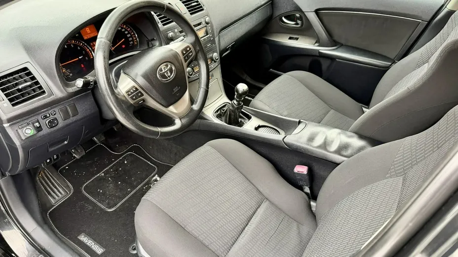 TOYOTA Avensis -