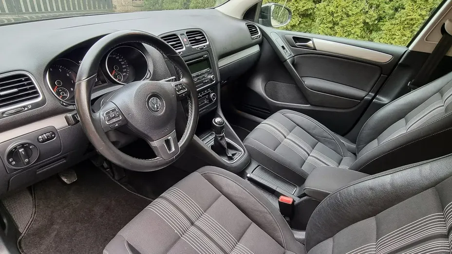 VOLKSWAGEN Golf -