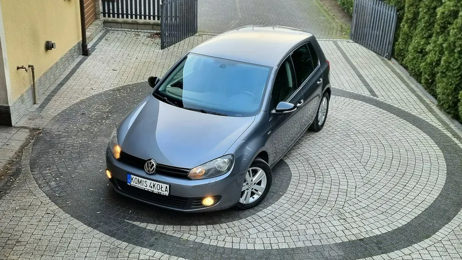 VOLKSWAGEN Golf -