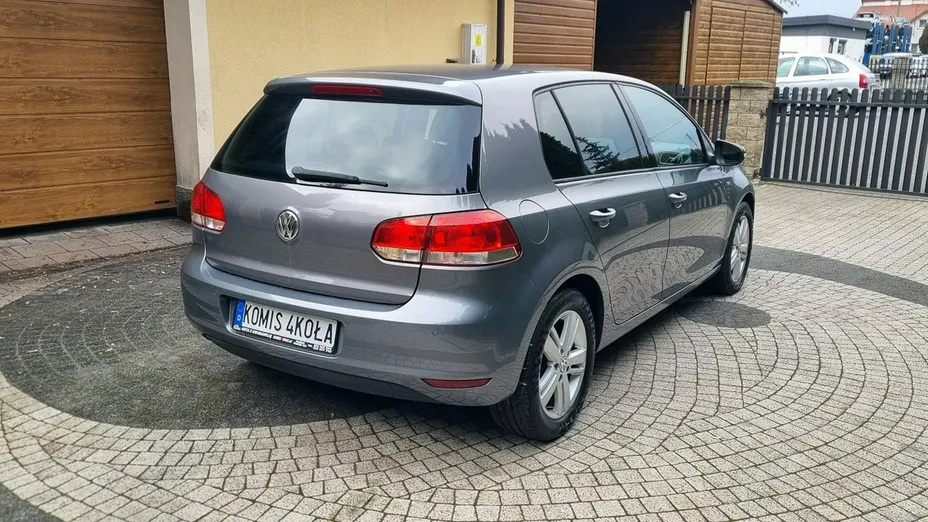 VOLKSWAGEN Golf -