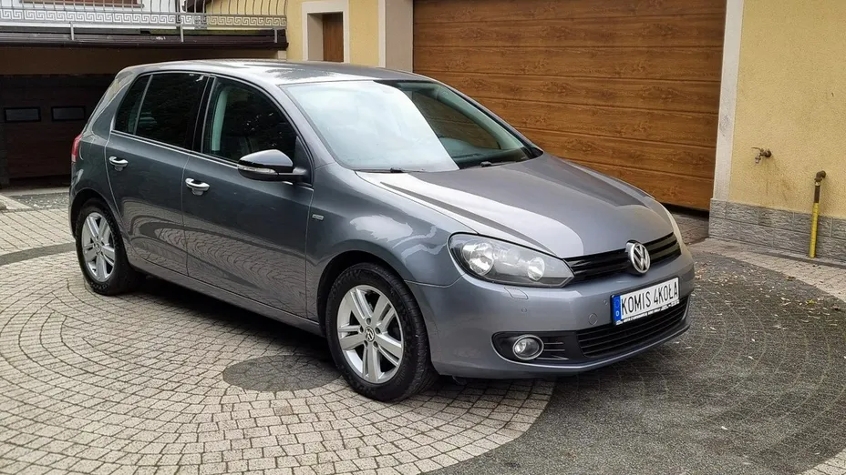 VOLKSWAGEN Golf -