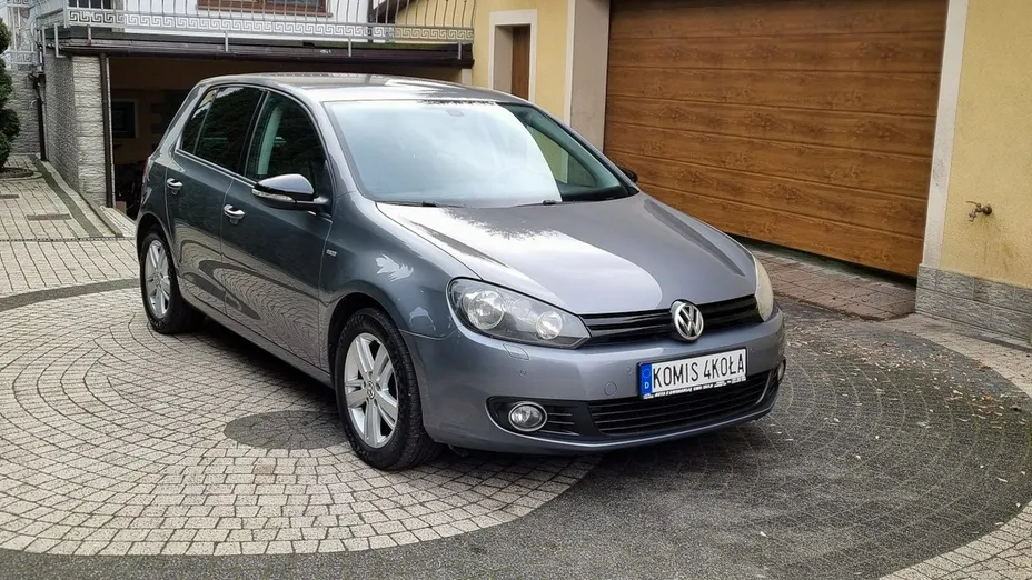 VOLKSWAGEN Golf -
