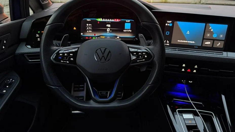 VOLKSWAGEN Golf -