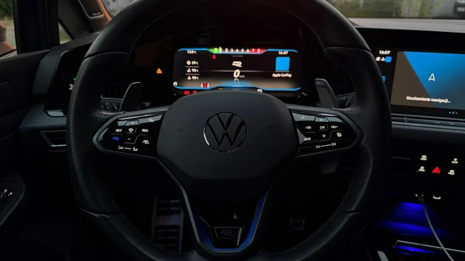 VOLKSWAGEN Golf -