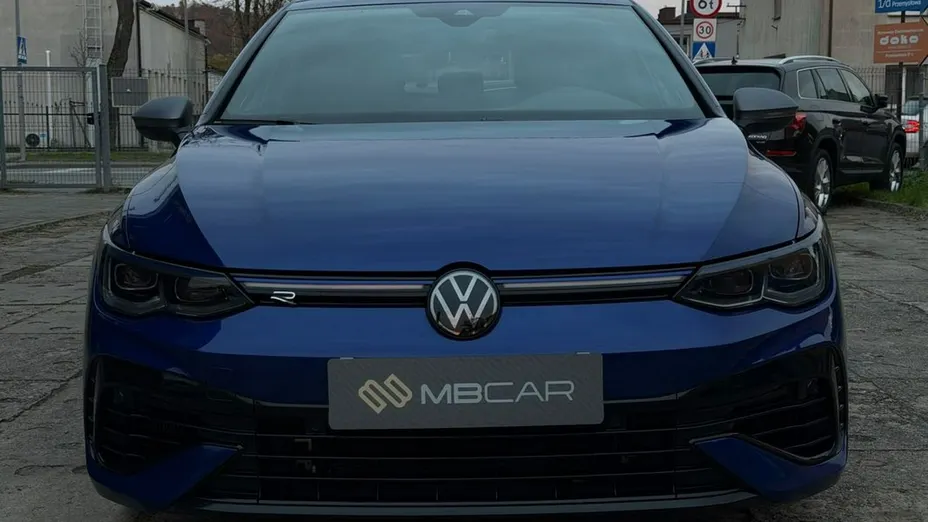 VOLKSWAGEN Golf -