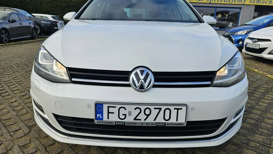 VOLKSWAGEN Golf -