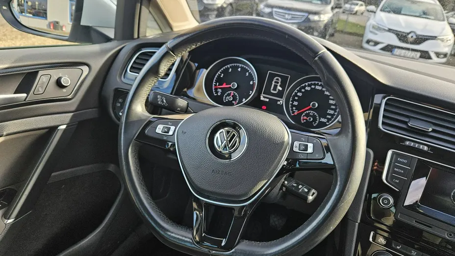 VOLKSWAGEN Golf -