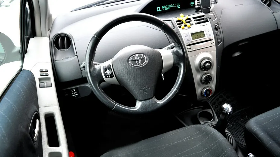 TOYOTA Yaris -