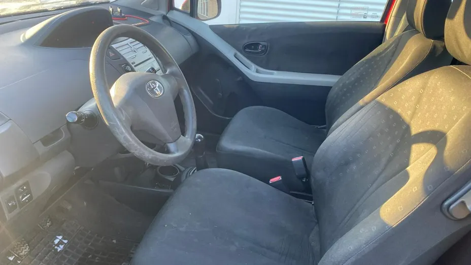 TOYOTA Yaris -